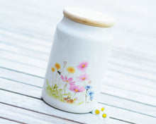 Laden Sie das Bild in den Galerie-Viewer, Vorratsdose aus Keramik mit Deckel "Wiese mit Maus"