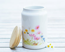 Laden Sie das Bild in den Galerie-Viewer, Vorratsdose aus Keramik mit Deckel "Wiese mit Maus"