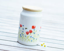 Laden Sie das Bild in den Galerie-Viewer, Vorratsdose aus Keramik mit Deckel "Leuchtende Mohnwiese"