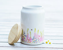 Laden Sie das Bild in den Galerie-Viewer, Vorratsdose aus Keramik mit Deckel "Romantische Juniwiese"