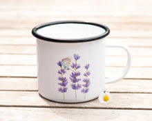 Laden Sie das Bild in den Galerie-Viewer, Emailletasse extragross "Lavendel mit Schmetterling"