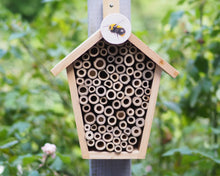 Laden Sie das Bild in den Galerie-Viewer, Bienenhotel / Insektenhaus mit handgemalter Hummel