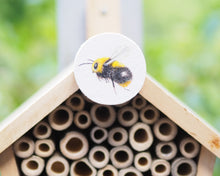 Laden Sie das Bild in den Galerie-Viewer, Bienenhotel / Insektenhaus mit handgemalter Hummel