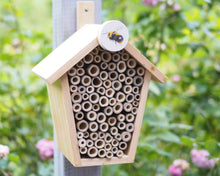 Laden Sie das Bild in den Galerie-Viewer, Bienenhotel / Insektenhaus mit handgemalter Hummel