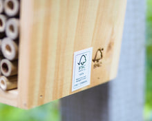 Laden Sie das Bild in den Galerie-Viewer, Bienenhotel / Insektenhaus mit handgemalter Hummel