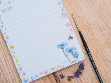 Laden Sie das Bild in den Galerie-Viewer, Notizblock "Blumenmeer mit Hummel"