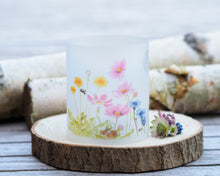 Laden Sie das Bild in den Galerie-Viewer, Zartes Windlicht aus Papier mit Blumen- oder Tiermotiv, stimmungsvolles Licht für Zuhause