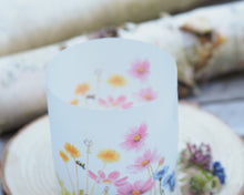 Laden Sie das Bild in den Galerie-Viewer, Zartes Windlicht aus Papier mit Blumen- oder Tiermotiv, stimmungsvolles Licht für Zuhause