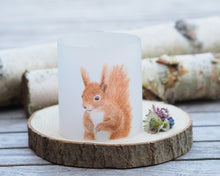 Laden Sie das Bild in den Galerie-Viewer, Zartes Windlicht aus Papier mit Eichhörnchen, stimmungsvolles Licht für Zuhause