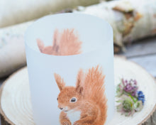 Laden Sie das Bild in den Galerie-Viewer, Windlicht Tischdeko "Quirliges Eichhörnchen"