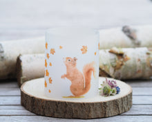 Laden Sie das Bild in den Galerie-Viewer, Windlicht Tischdeko "Eichhörnchen im Herbstlaub"