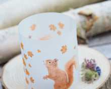 Laden Sie das Bild in den Galerie-Viewer, Zartes Windlicht aus Papier mit Eichhörnchen, stimmungsvolles Licht für Zuhause