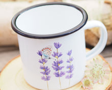 Laden Sie das Bild in den Galerie-Viewer, Emailletasse extragross "Lavendel mit Schmetterling"