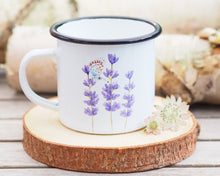 Laden Sie das Bild in den Galerie-Viewer, Emailletasse extragross "Lavendel mit Schmetterling"