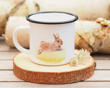 Laden Sie das Bild in den Galerie-Viewer, Emailletasse mit Tier- oder Blumenmotiv, liebevoll gestaltet im Vintagelook Häschen