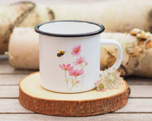Laden Sie das Bild in den Galerie-Viewer, Emailletasse mit handgezeichnetem Tier- oder Blumenmotiv, liebevoll gestaltet im Vintagelook