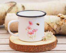 Laden Sie das Bild in den Galerie-Viewer, Emailletasse mit handgezeichnetem Tier- oder Blumenmotiv, liebevoll gestaltet im Vintagelook
