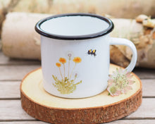 Laden Sie das Bild in den Galerie-Viewer, Emailletasse "Löwenzahn mit Hummel"