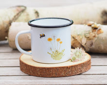 Laden Sie das Bild in den Galerie-Viewer, Emailletasse mit Tier- oder Blumenmotiv, liebevoll gestaltet im Vintagelook Löwenzahn mit Hummel