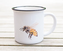 Laden Sie das Bild in den Galerie-Viewer, Keramiktasse mit Rand in Vintageoptik "Fleißige Honigbiene"