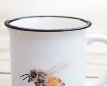 Laden Sie das Bild in den Galerie-Viewer, Keramiktasse mit Rand in Vintageoptik "Fleißige Honigbiene"
