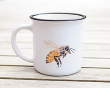 Laden Sie das Bild in den Galerie-Viewer, Keramiktasse mit Rand in Vintageoptik "Fleißige Honigbiene"