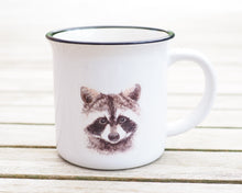 Laden Sie das Bild in den Galerie-Viewer, Keramiktasse mit Rand in Vintageoptik "Feiner Waschbär"