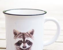 Laden Sie das Bild in den Galerie-Viewer, Keramiktasse mit Rand in Vintageoptik "Feiner Waschbär"