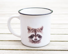Laden Sie das Bild in den Galerie-Viewer, Keramiktasse mit Rand in Vintageoptik "Feiner Waschbär"