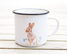 Laden Sie das Bild in den Galerie-Viewer, Keramiktasse mit Rand in Vintageoptik "Häschen im Gras"