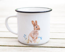 Laden Sie das Bild in den Galerie-Viewer, Keramiktasse mit Rand in Vintageoptik "Häschen im Gras"