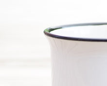 Laden Sie das Bild in den Galerie-Viewer, Keramiktasse mit Rand in Vintageoptik "Tannenmeise mit Beeren"