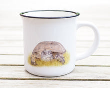 Laden Sie das Bild in den Galerie-Viewer, Keramiktasse mit Rand in Vintageoptik "Europäische Schildkröte"