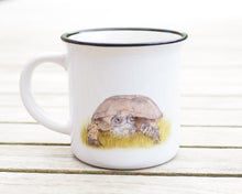 Laden Sie das Bild in den Galerie-Viewer, Keramiktasse mit Rand in Vintageoptik "Europäische Schildkröte"