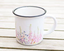 Laden Sie das Bild in den Galerie-Viewer, Keramiktasse mit Rand in Vintageoptik "Romantische Juniwiese"