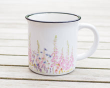 Laden Sie das Bild in den Galerie-Viewer, Keramiktasse mit Rand in Vintageoptik "Romantische Juniwiese"