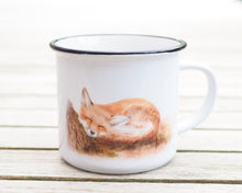 Laden Sie das Bild in den Galerie-Viewer, Keramiktasse mit Rand in Vintageoptik "Schlafender Fuchs"