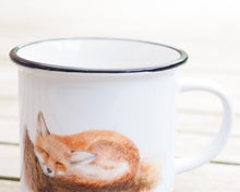 Laden Sie das Bild in den Galerie-Viewer, Keramiktasse mit Rand in Vintageoptik "Schlafender Fuchs"
