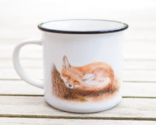 Laden Sie das Bild in den Galerie-Viewer, Keramiktasse mit Rand in Vintageoptik "Schlafender Fuchs"