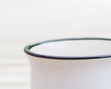 Laden Sie das Bild in den Galerie-Viewer, Keramiktasse mit Rand in Vintageoptik "Flauschige Wildbiene"