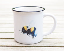 Laden Sie das Bild in den Galerie-Viewer, Keramiktasse mit Rand in Vintageoptik "Pummelige Hummel"