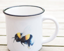 Laden Sie das Bild in den Galerie-Viewer, Keramiktasse mit Rand in Vintageoptik "Pummelige Hummel"