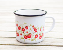 Laden Sie das Bild in den Galerie-Viewer, Keramiktasse mit Rand in Vintageoptik "Süße Erdbeeren"