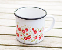 Laden Sie das Bild in den Galerie-Viewer, Keramiktasse mit Rand in Vintageoptik "Süße Erdbeeren"