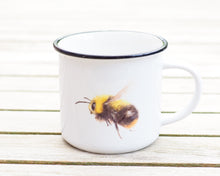 Laden Sie das Bild in den Galerie-Viewer, Keramiktasse mit Rand in Vintageoptik "Flauschige Wildbiene"
