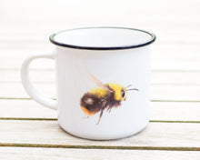Laden Sie das Bild in den Galerie-Viewer, Keramiktasse mit Rand in Vintageoptik "Flauschige Wildbiene"