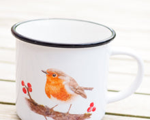 Laden Sie das Bild in den Galerie-Viewer, Keramiktasse mit Rand in Vintageoptik "Rotkehlchen mit Beeren"