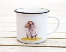 Laden Sie das Bild in den Galerie-Viewer, Keramiktasse mit Rand in Vintageoptik "Wolliges Schaf"