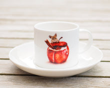 Laden Sie das Bild in den Galerie-Viewer, Espressotasse Tasse mug aus feiner Keramik "Bratapfel mit Maus"