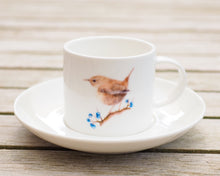 Laden Sie das Bild in den Galerie-Viewer, Espressotasse Tasse mug aus feiner Keramik "Zaunkönig mit Beeren"